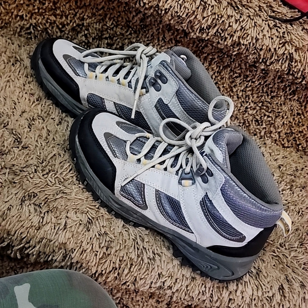 Boys hiking shoes..Denali brand size 5..good condition..no rips..(used)